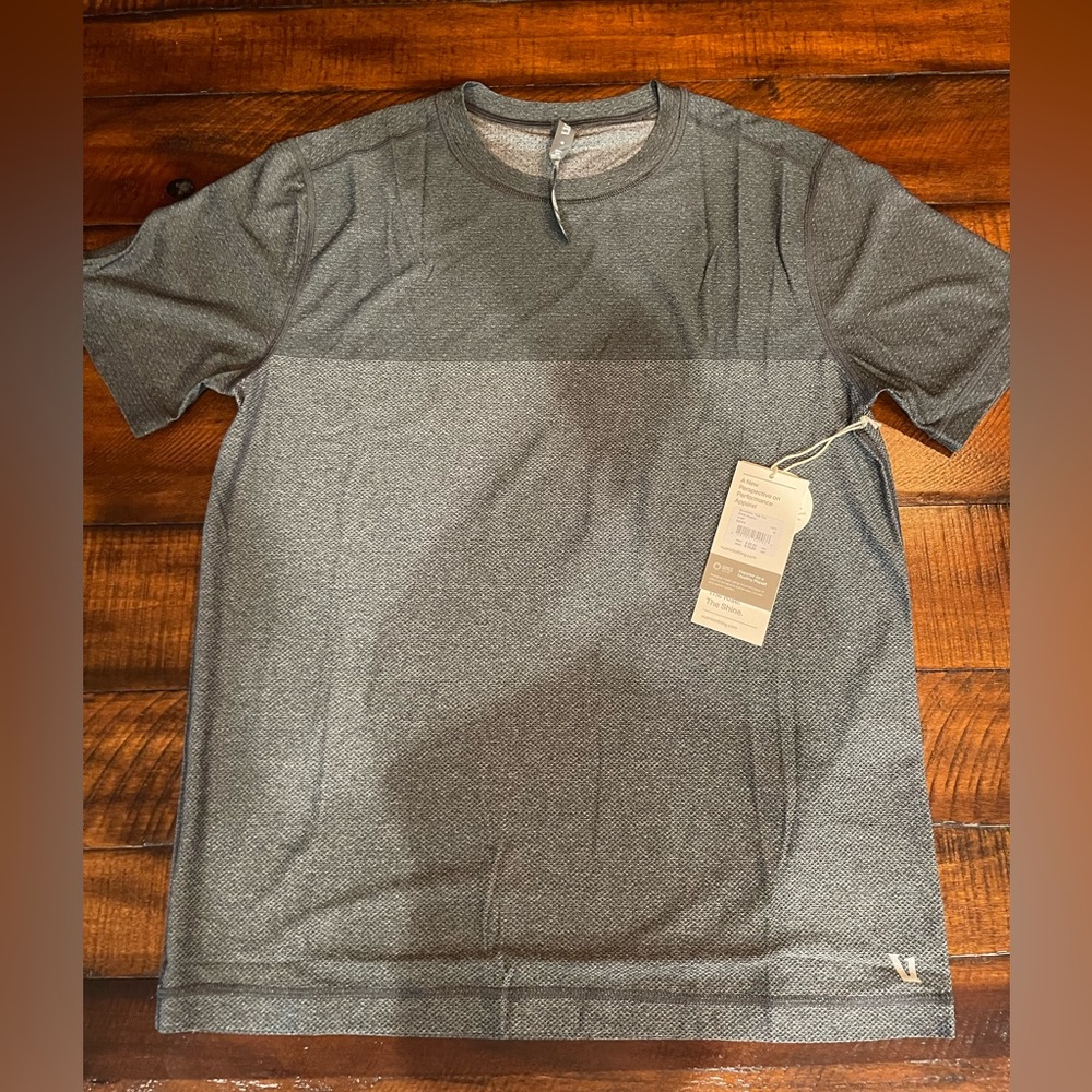 Grey vuori men’s medium tee